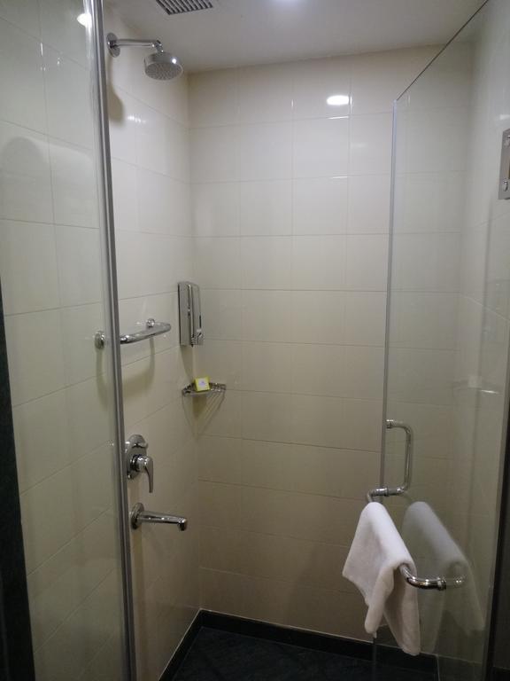 Lemon Tree Hotel, Gachibowli, Hyderabad Ngoại thất bức ảnh