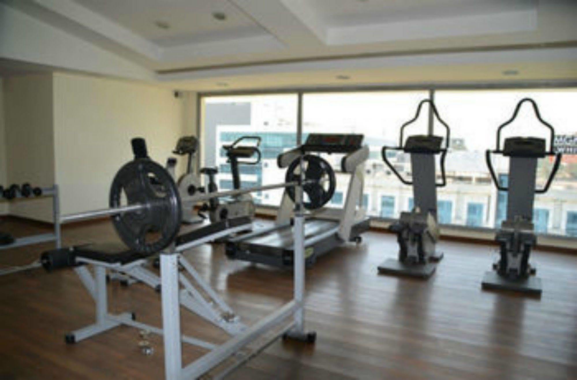 Lemon Tree Hotel, Gachibowli, Hyderabad Ngoại thất bức ảnh